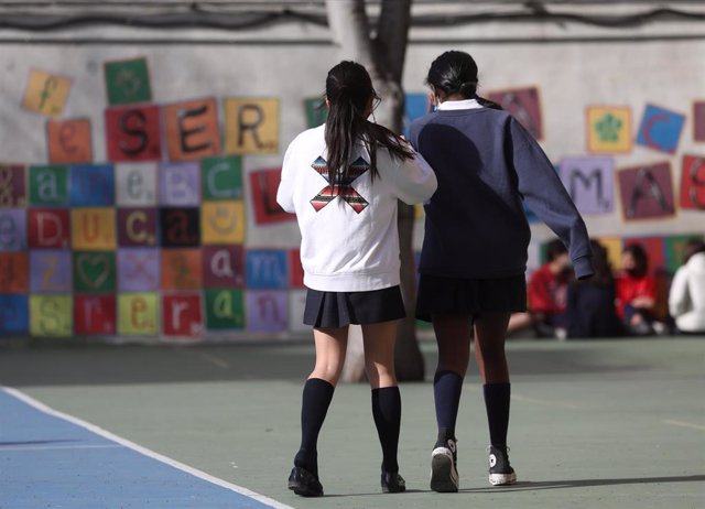 Dos niñas en el patio del colegio, en el colegio Blanca de Castilla, a 10 de febrero de 2022, en Madrid (España). La eliminación de la obligatoriedad de llevar mascarilla en exteriores, entra en vigor hoy. Además, se elimina la mascarilla en los recreos d