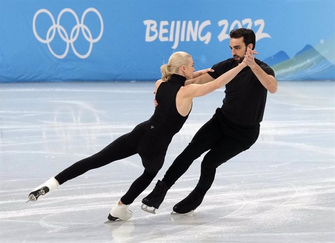 Olivia Smart y Adrián Díaz durante un entrenamiento en los Juegos Olímpicos de Pekín de 2022