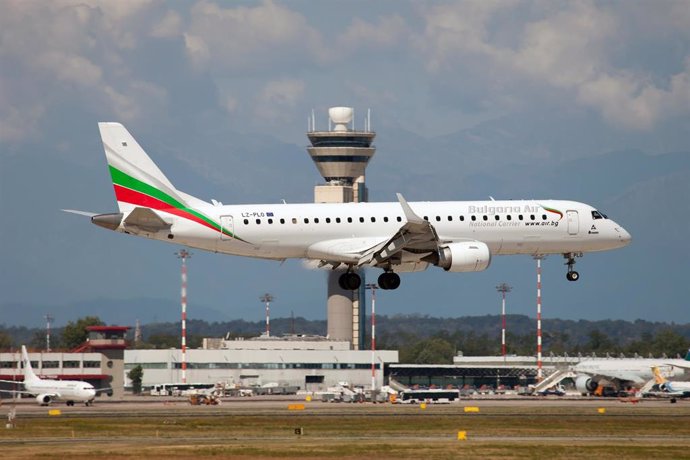 Avión de la aerolínea búlgara Bulgaria Air Embraer.