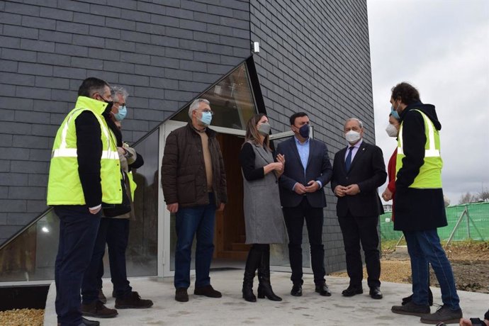 El líder del PSdeG, Valentín González Formoso, visita el Edificio Impulsa Verde, construido en la capital luguesa solo con madera gallega, un acto en el que ha estado acompañado por la alcaldesa, Lara Méndez, y el presidente de la