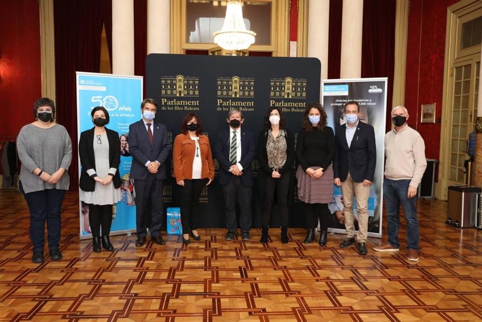 El presidente del Parlament, Vicen Thomas, junto a otras autoridades y representantes de Aldeas Infatiles.