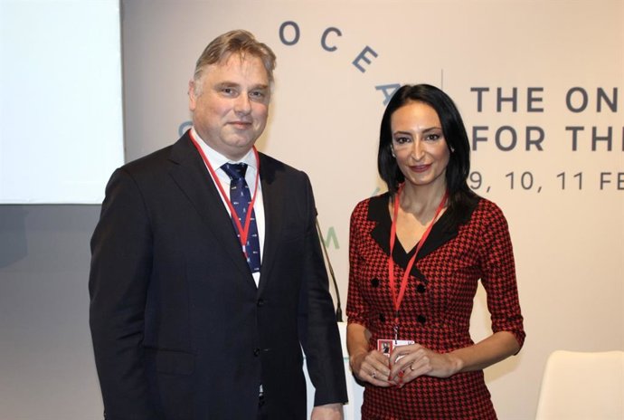 La consejera de Empresa, Empleo, Universidades y Portavocía, Valle Miguélez, junto al presidente de la Conferencia de las Regiones Periféricas Marítimas, Cees Loggen, en la cumbre internacional 'One Ocean Summit' en Francia