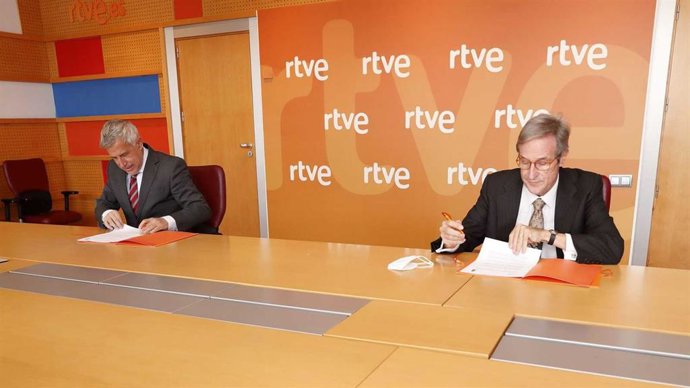 El director de Educación, Diversidad Cultural e Internacional de RTVE, Ignacio Elguero, y el presidente del Consejo de Consumidores y Usuarios, Carlos Ballugera, durante la firma del acuerdo. RTVE