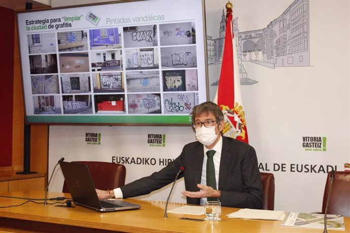 El alcalde de Vitoria, Gorka Urtaran, explica en rueda de prensa, la estrategia puesta en marcha por el Ayuntamiento para poner coto a las pintadas vandálicas en la ciudad.