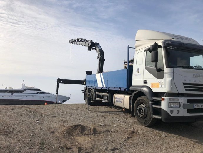 Tareas de extracción del yate varado en Carchuna