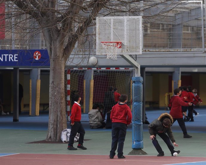 Un grupo de niños juegan al baloncesto en el patio del colegio, en el colegio Blanca de Castilla, a 10 de febrero de 2022, en Madrid (España). 