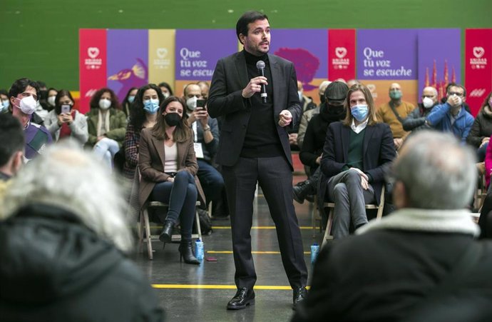 El ministro de Consumo, Alberto Garzón, interviene en un acto público de campaña electoral, en el Polideportivo Lavaderos, a 5 de febrero de 2022, en Burgos, Castilla y León (España). 