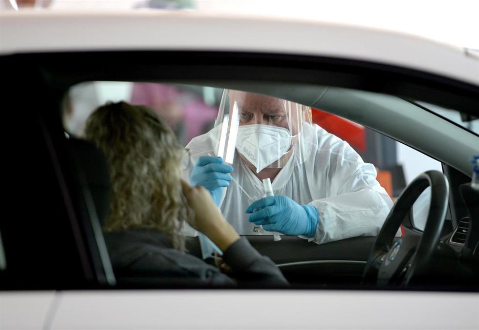 Archivo - Un sanitario toma muestras para hacer la prueba del coronavirus en Bascharage (Luxemburgo) a 19 de junio de 2020.