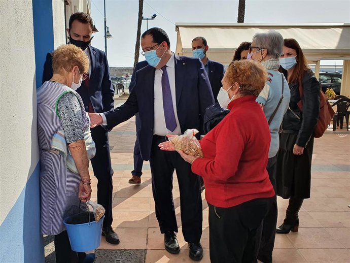 El conseller de Interior, Joan Ignasi Elena, durante su visita en Alcanar (Tarragona), coincidiendo con el Día Europeo del 112, a 11 de febrero de 2021.