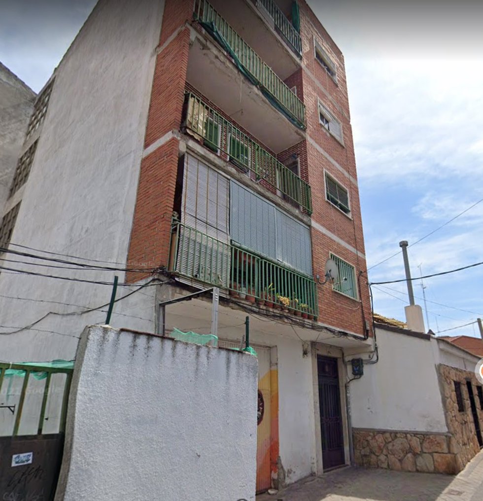 Se tira por la ventana de un edificio de Móstoles al descubrirse que vivió más de un año con el cadáver de su padre para cobrar su pensión