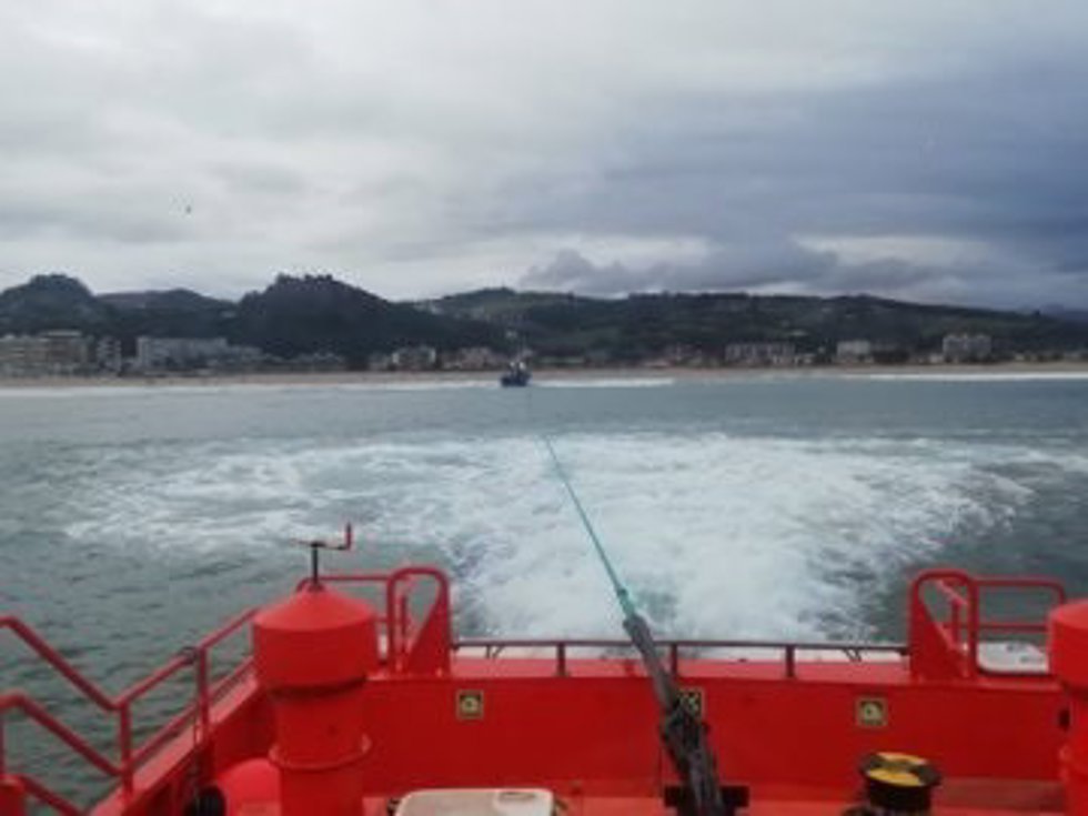 Operación de resacte del pesquero encallado