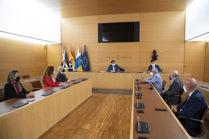 Reunión entre el presidente del Cabildo de Tenerife, Pedro Martín, y representantes de Fepeco para exponer el plan de inversiones en la isla