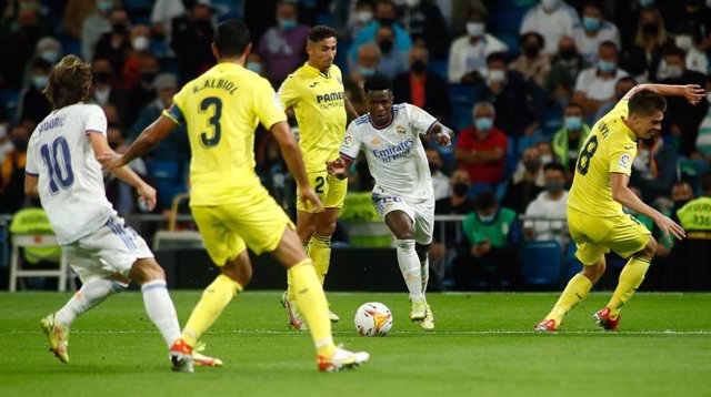 Archivo - Vinicius Junior conduce el balón en un Real Madrid - Villarreal