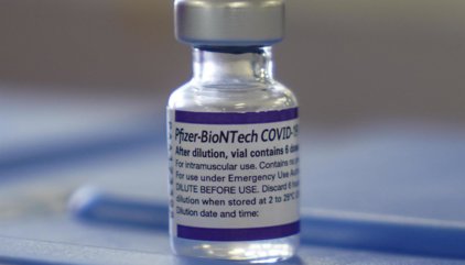 El porcentaje de mujeres que ha notificado efectos secundarios por la vacuna de Pfizer dobla al de los hombres