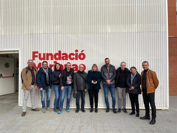 La consellera de Cultura, Natlia Garriga, amb l'equip de la Fundació Marianao de Sant Boi de Llobregat (Barcelona)