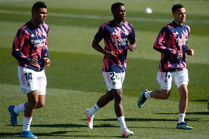 Archivo - Carlos Henrique Casemiro, Vinicius Junior and Lucas Vazquez of Real Madrid warms up during the spanish league, La Liga Santander, football match played between Real Madrid and Elche at Alfredo di Stefano stadium on March 13, 2021, in Valdebeba
