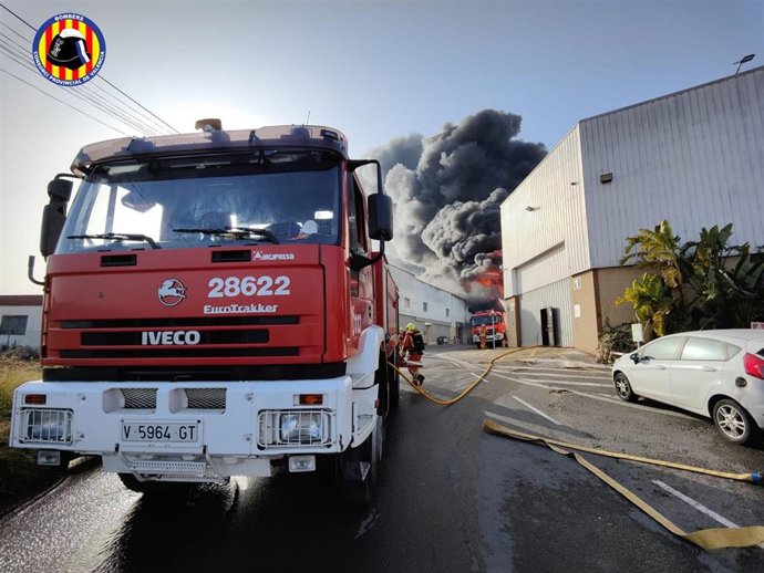 Un incendio industrial se ha declarado en una empresa dedicada a aerosoles ubicada en el Polígono Industrial 'Els Vents' de Náquera (Valencia).