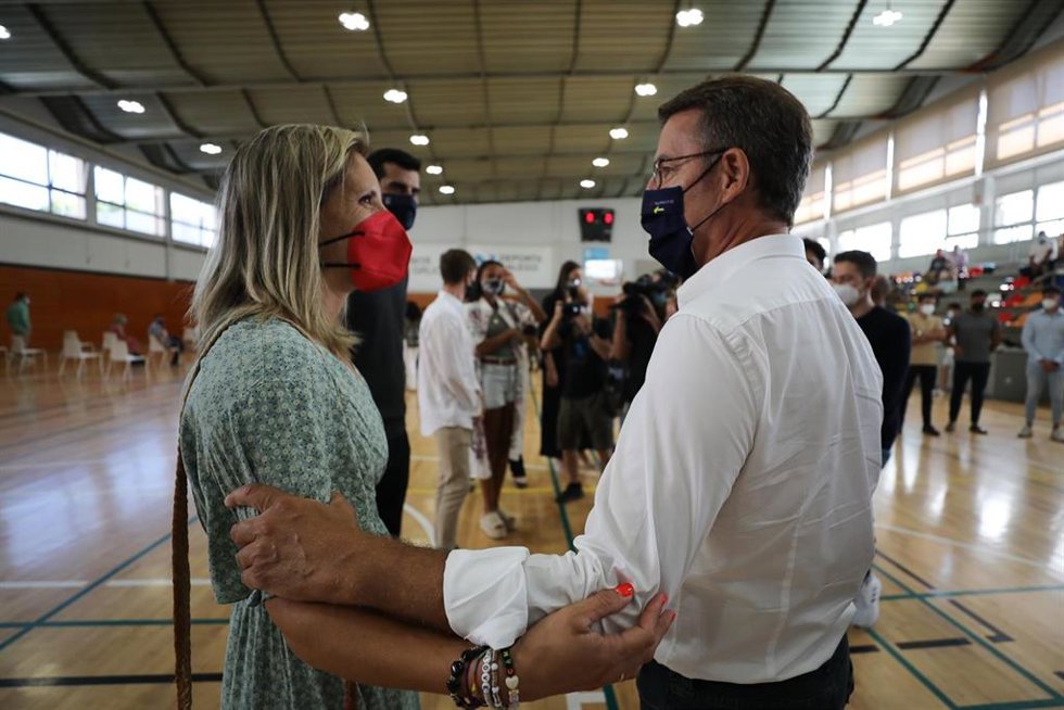 Archivo - La palista Teresa Portela con el presidente de la Xunta, Alberto Núñez Feijóo