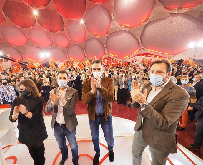 Patricia Gómez (I), Luis Tudanca, Pedro Sánchez y Óscar Puente (D) en el mitin de cierre de campaña en al cúpula del Milenio de Valladolid.