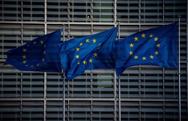 La UE permite a su personal diplomático no esencial abandonar Ucrania Archivo - Banderas de la UE en la sede de la Comisión Europea en Bruselas.