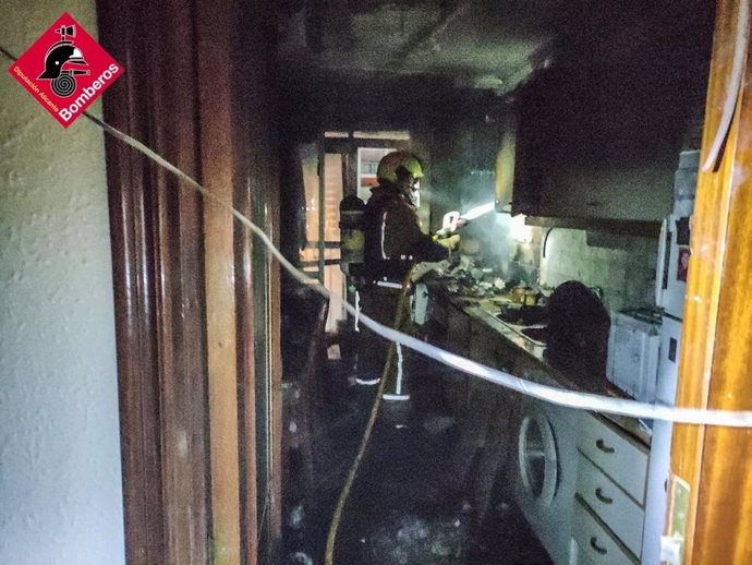 Un incendio en una vivienda en Benidorm provoca una explosión y obliga a desalojar a vecinos