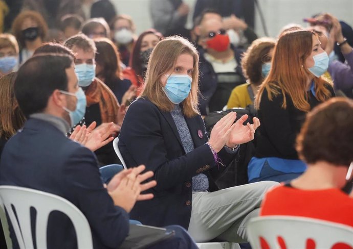 El candidato a la Presidencia de Castilla y León por Unidas Podemos, Pablo Fernández, aplaude en el polideportivo del barrio de La Victoria en el cierre de campaña de Unidas Podemos para las elecciones regionales del 13F.