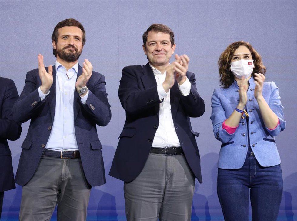 Casado y Ayuso en el acto de respaldo a Fernández Mañueco, en el centro de la imagen.