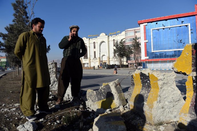 Varias personas observan la escena de un ataque en Kabul