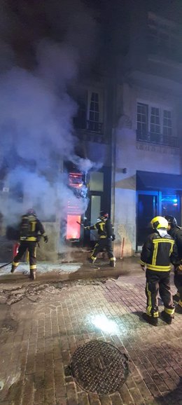 Bomberos durante las labores de extinción de un incendio en el hotel Moderne, en la calle Almacenes de Gijón