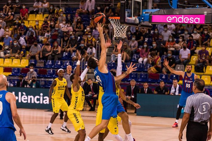 Archivo - Pierre Oriola lanza a canasta en el Bara-UCAM Murcia de la primera vuelta en la Liga Endesa