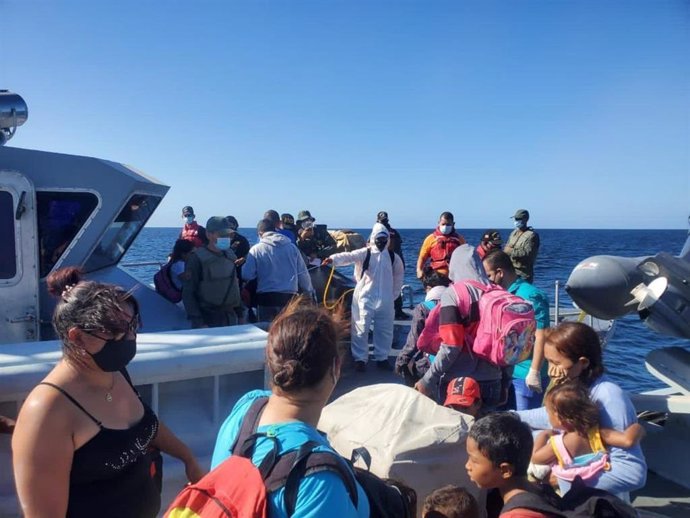 Ciuadadanos venezolanos regresan a su país en un buque de la Armada Bolivariana de Venezuela.