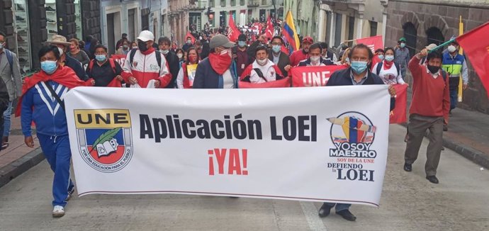 Docentes de la ciudad de Quito se manifiestan para exigir al Gobierno la aplicación de la Ley de Educación.