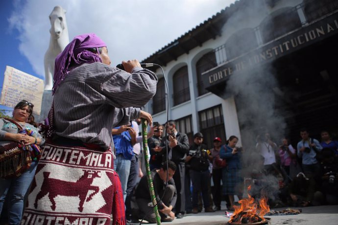 Archivo - 09 January 2019, Guatemala, Guatemala City: People rally in front of the Guatemalan Constitutional Court in support of the work of the UN International Commission against Impunity in Guatemala (CICIG) after the Court of Justice has stopped the