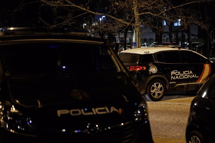Dos coches de Policía Nacional el día en que ha comenzado un plan específico contra las bandas juveniles, a 10 de febrero de 2022, en Madrid (España). Los crímenes relacionados con bandas juveniles acaecidos el pasado fin de semana, 5 y 6 de febrero, ha