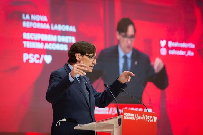 El líder del PSC en el Parlament, Salvador Illa, interviene durante la jornada de los socialistas sobre la reforma laboral,  a 19 de enero de 2022.