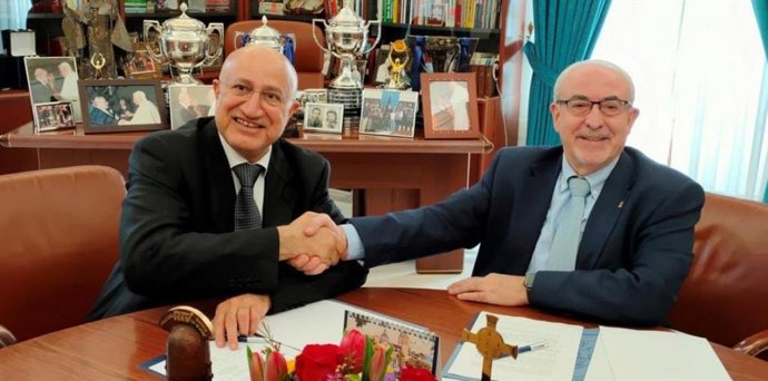 Abdul Salam Al Madani y José Luis Mendoza, tras la firma del acuerdo en el Monasterio de Los Jerónimos