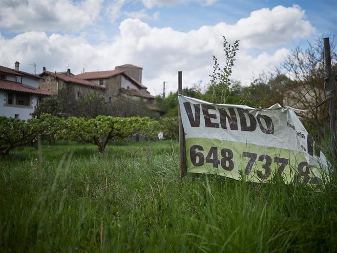 Archivo - Cartel de Se Vende en una parcela del Valle de Ezcabarte durante el día 33 del estado de alarma en la Navarra más rural, en Ezcabarte/Navarra (España) a 16 de abril de 2020.