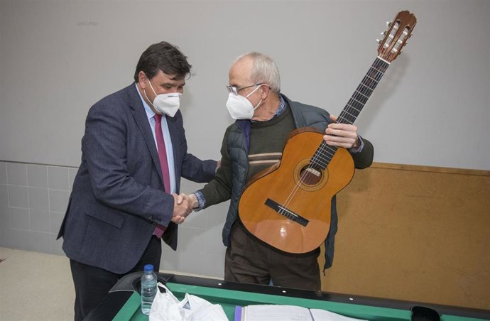 El alcalde destaca el éxito de participación de 'Cultura en los Barrios', con 22 talleres en 50 entidades