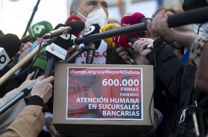 Carlos San Juan, el hombre de 78 años que ha recogido más de 600.000 apoyos con su campaña 'Soy Mayor, No Idiota', responde a los medios a su llegada a un registro de las firmas en el Ministerio de Economía, en el Ministerio de Economía, a 8 de febrero 