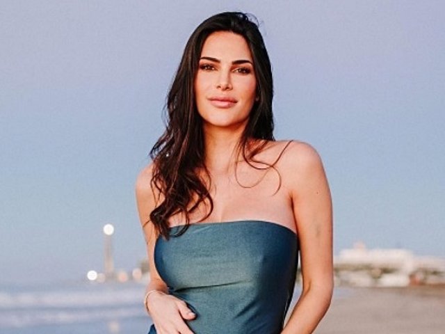 CARLA BARBER MUESTRA SU TRIPITA DE EMBARAZADA CON UN ESPECTACULAR POSADO