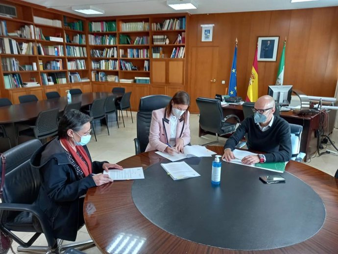 Imagen del acuerdo de cesión entre la Junta de Andalucía y el Ayuntamiento de Aguilar de la Frontera (Córdoba) del tramo urbano de la carretera A-309.