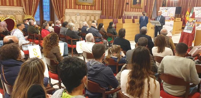 El alcalde entrega los dorsales de honor del circuito Sevilla10 para reconocer a 30 deportistas