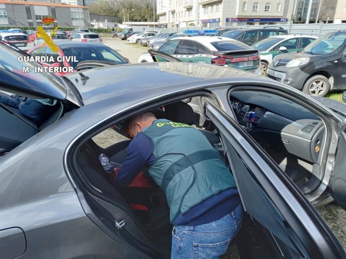 Dos hombres, ambos de nacionalidad albanesa, han sido detenidos en una operación de la Guardia Civil contra un grupo criminal dedicado a robos con fuerza en vivienda al que se imputan asaltos a casas en los municipios coruñeses de Oleiros y Te.