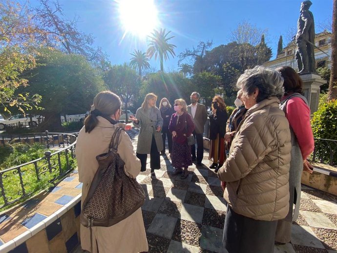 La portavoz de Vox en el Ayuntamiento de Sevilla, Cristina Peláez, en una imagen de su encuentro con vecinos en la Plaza de Refinadores.