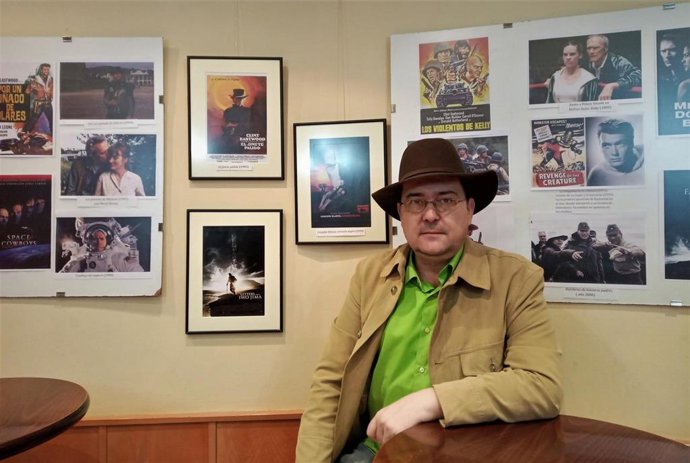 Salvador Trallero, responsable de la muestra que puede visitarse en el cafetín de la pastelería Trallero