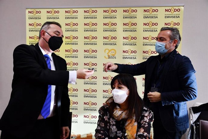 Imagen de archivo de una entrega de llaves de la Empresa Municipal de la Vivienda de Sevilla (Emvisesa).