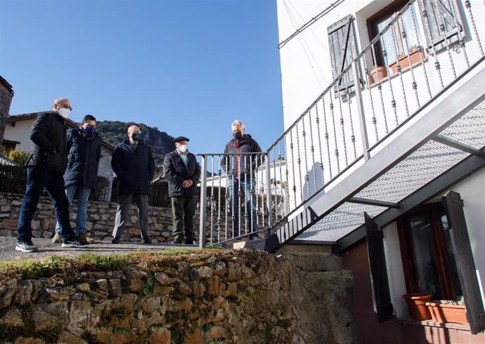 El consejero de Cohesión Territorial, Bernardo Ciriza (centro), durante su visita a las obras realizadas en el concejo de Galbarra