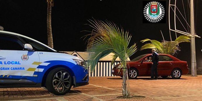 La Policía Local de Las Palmas de Gran Canaria intercepta un turismo circulando por el Paseo de Las Canteras