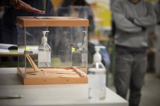 Archivo - Imagen de archivo de una urna en una mesa en un colegio electoral