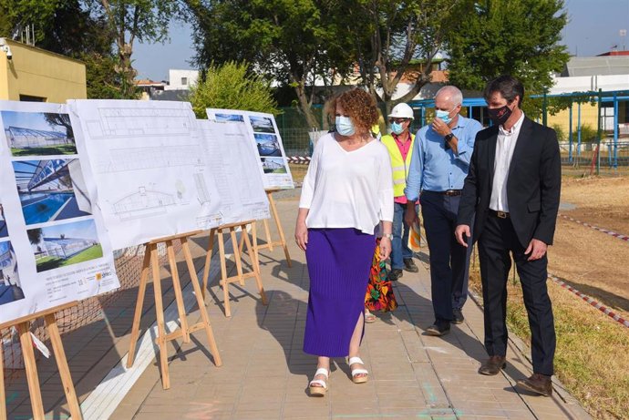 Archivo - Visita del delegado de Transición Económica y Deportes, David Guevara, y la delegada del distrito Este-Alcosa-Torreblanca, Adela Castaño, a las obras de la nueva cubierta de la piscina del Centro Deportivo Torreblanca.